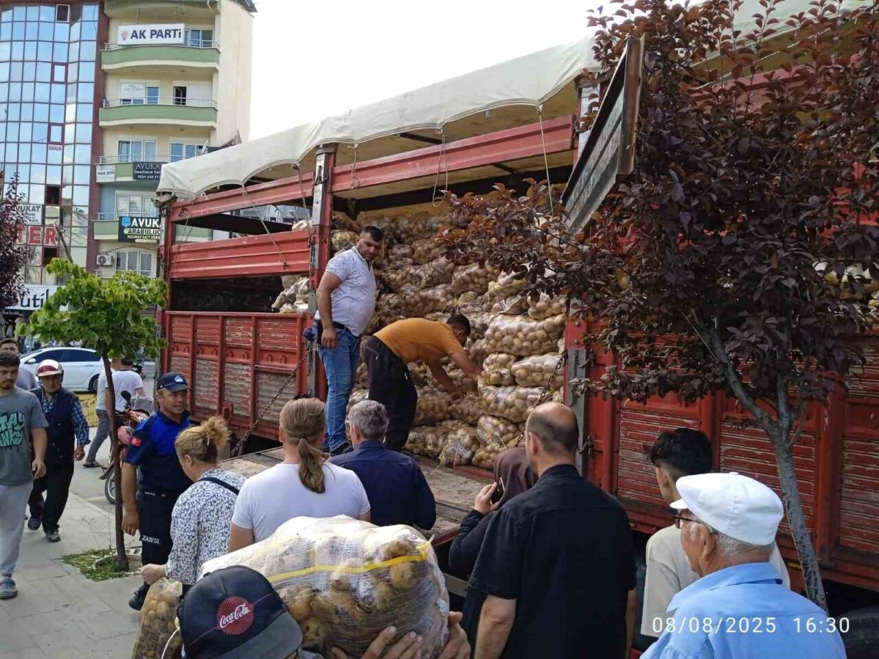 Afyonkarahisar'ın Sandıklı ilçesinde bir hayırsever, tarlasında yetiştirdiği 20 ton patatesi