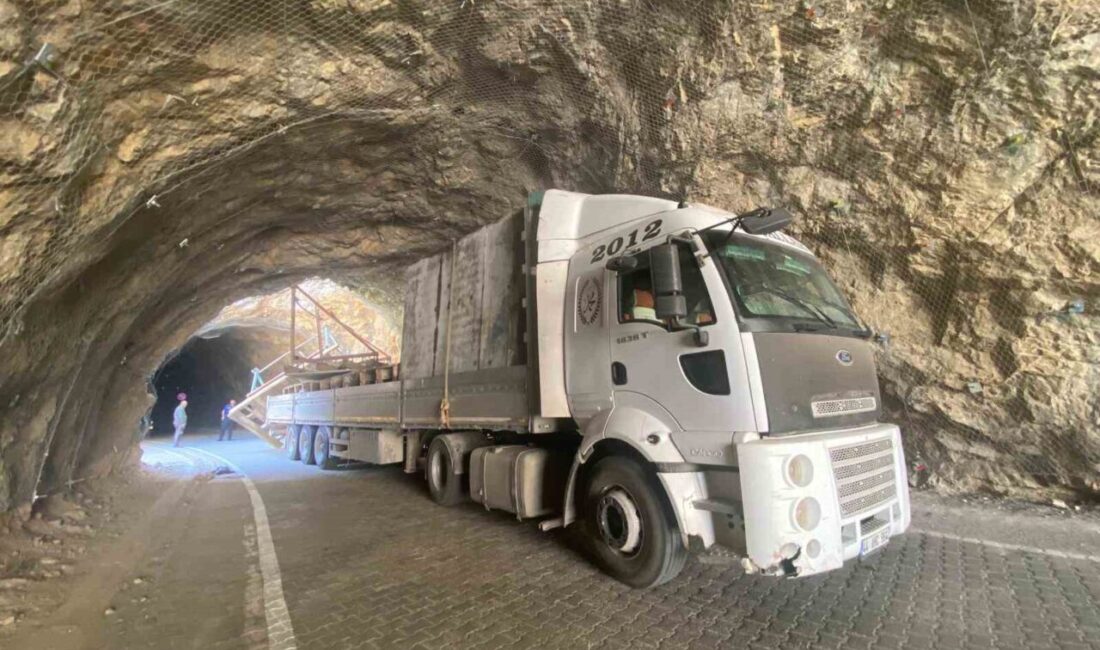 Erzincan'ın Kemaliye ilçesindeki Taş Yolu'nda bir tır, tünele sıkıştı. Tünel