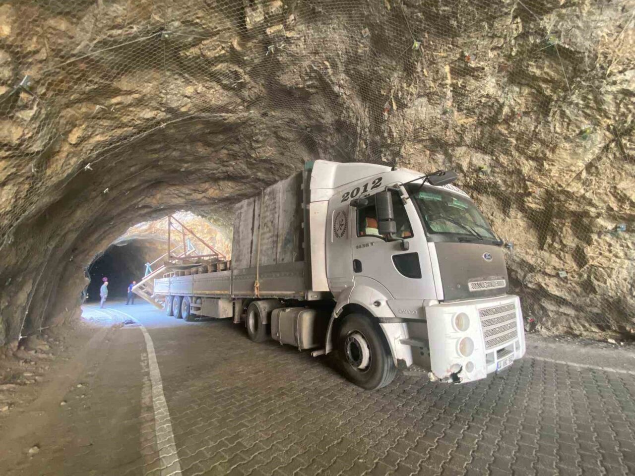 Erzincan'ın Kemaliye ilçesindeki Taş Yolu'nda bir tır, tünele sıkıştı. Tünel