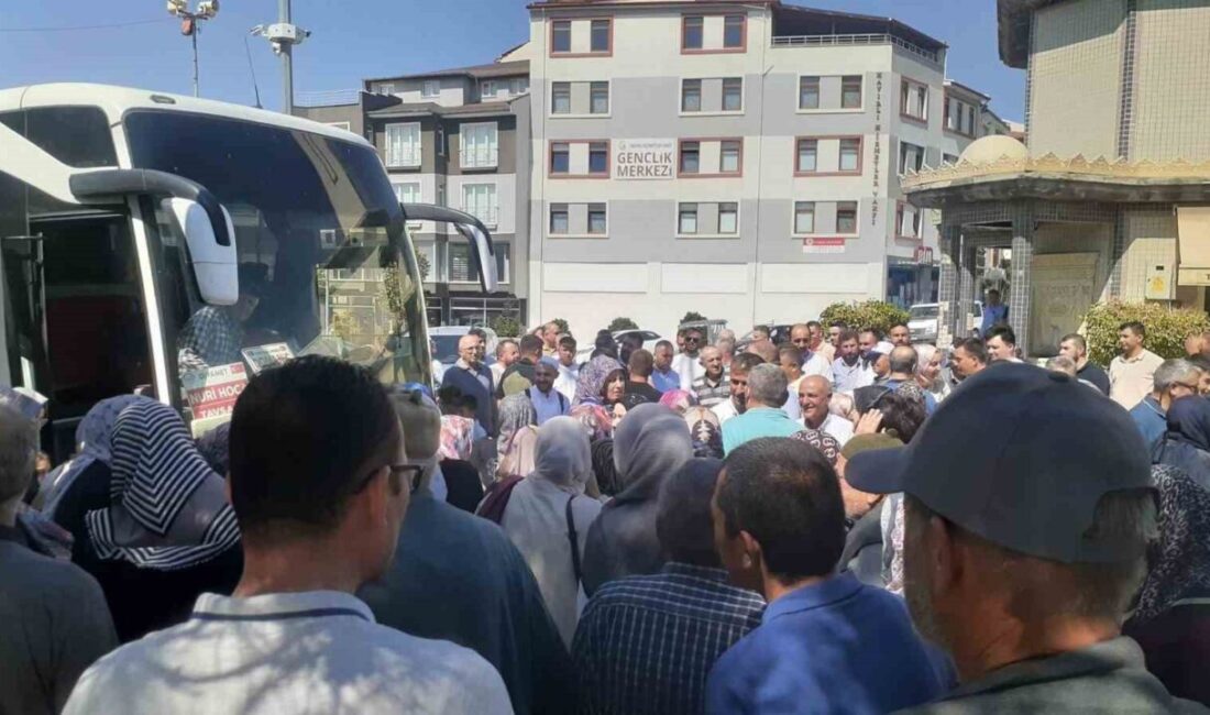 Kütahya'nın Tavşanlı ilçesinde umreye gidecek vatandaşlar, Tavşanlı Müftülüğü tarafından düzenlenen