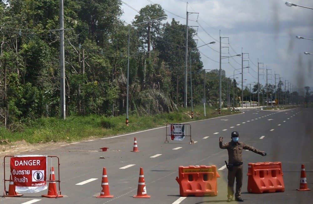 Tayland-Kamboçya sınırında devriye gezen 3 Tayland askeri mayın patlamasında yaralandı.