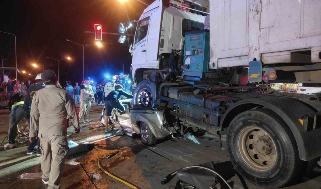 Tayland'ın Phayao eyaletinde, kırmızı ışıkta bekleyen araçlara çarparak bir kişinin