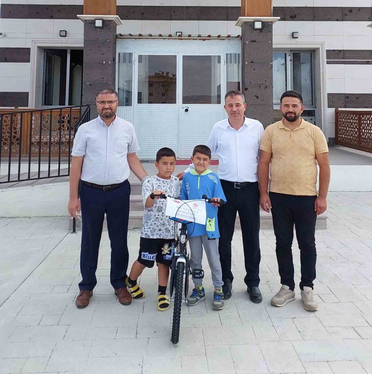 Kütahya'da trafik kazasında bisikleti zarar gören Kur'an kursu öğrencisi Emir
