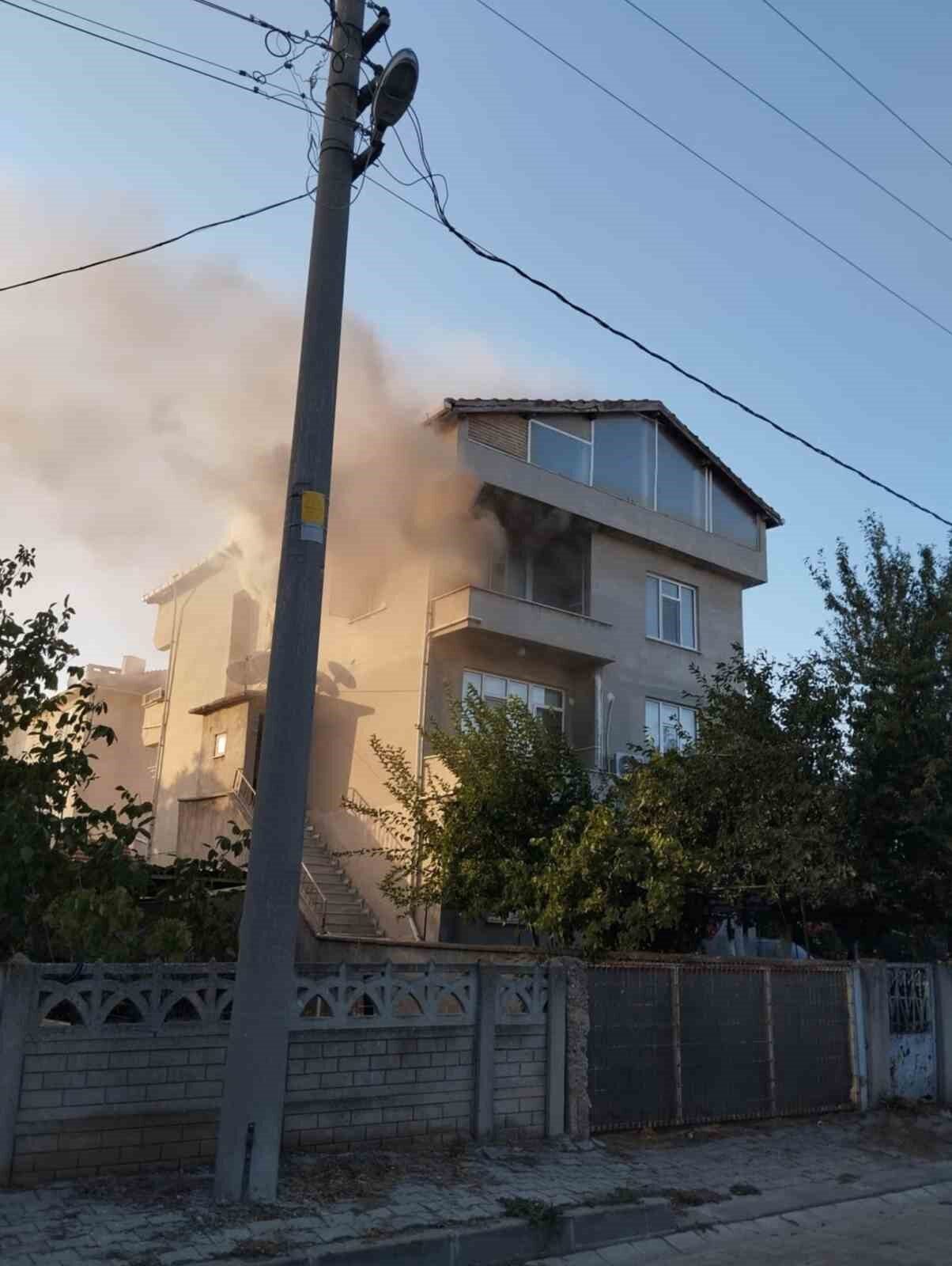 Tekirdağ’ın Muratlı ilçesinde bir apartmanın 3. katında çıkan yangın, itfaiye