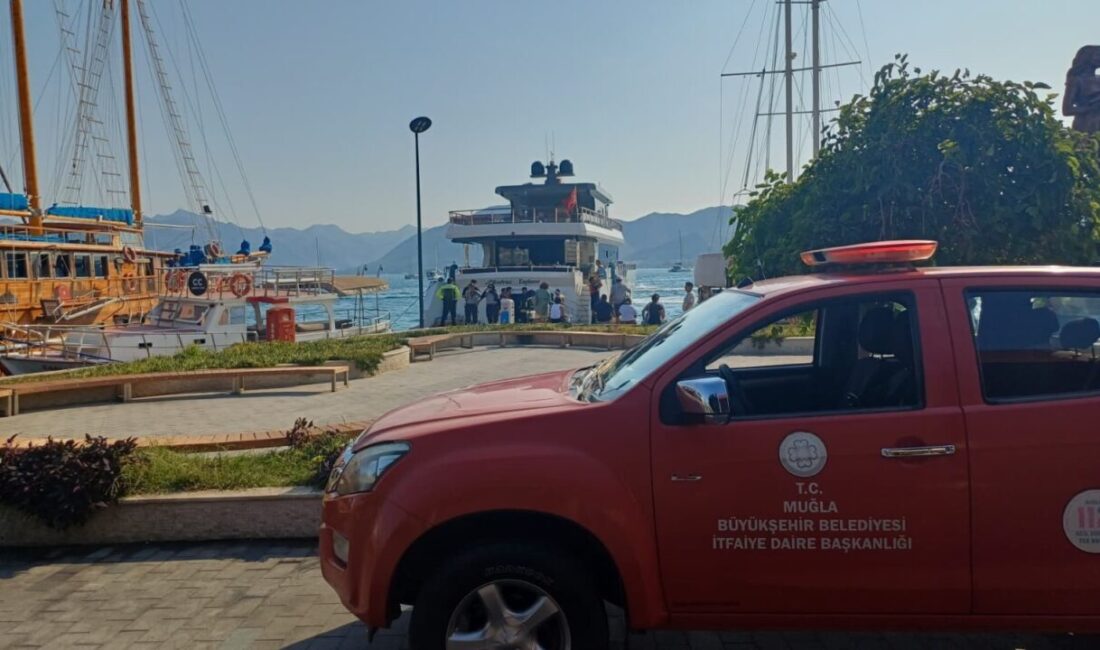 Marmaris'teki belediye limanında bir teknede elektrik aksamından kaynaklanan duman paniğe