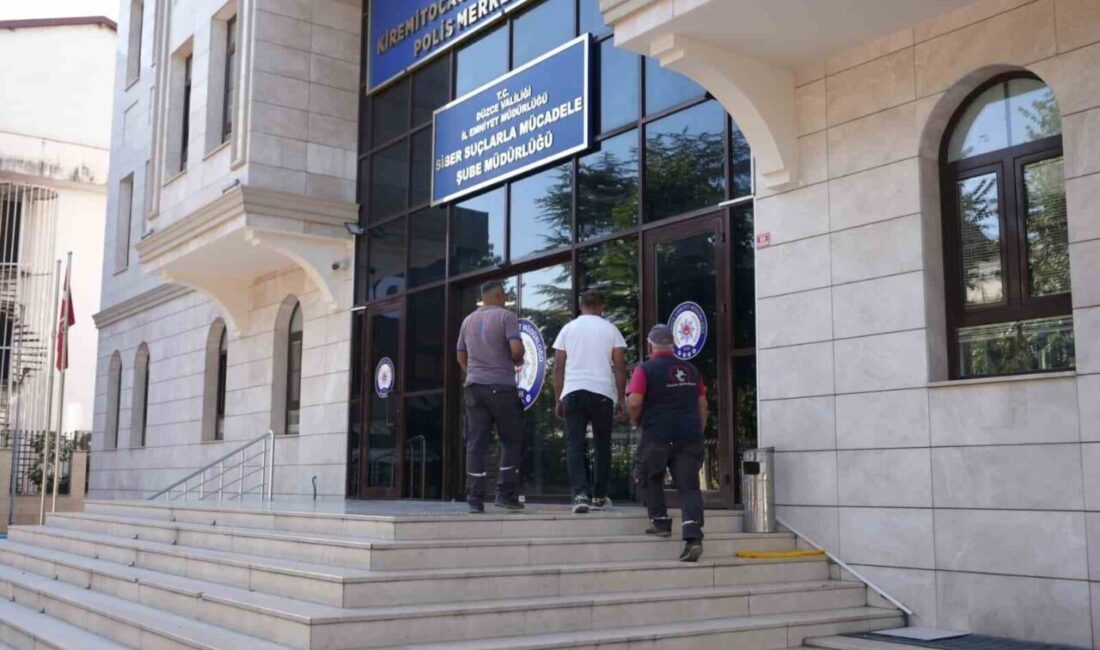 Düzce Belediyesi Temizlik İşleri Müdürlüğü'nde görevli Erkan Demirkaynak ve Bülent