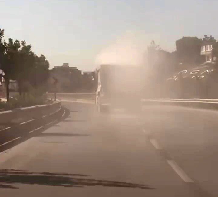 Hatay'da Belen-İskenderun yolu üzerinde yükü yola saçan hafriyat kamyonu sürücüsüne,