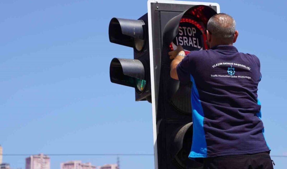 Kocaeli'de, Filistin'deki insanlık dramına dikkat çekmek için trafik ışıklarına "Free