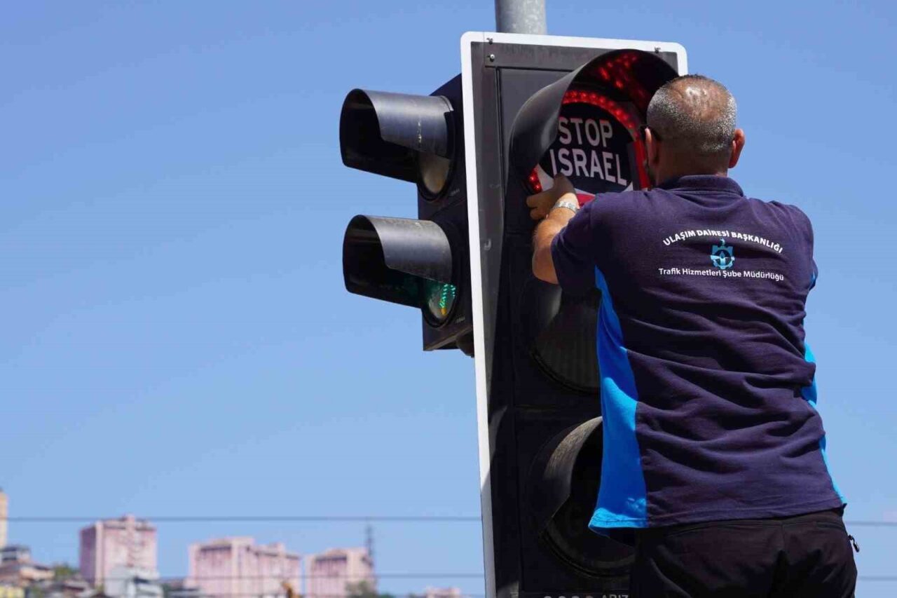 Kocaeli'de, Filistin'deki insanlık dramına dikkat çekmek için trafik ışıklarına "Free
