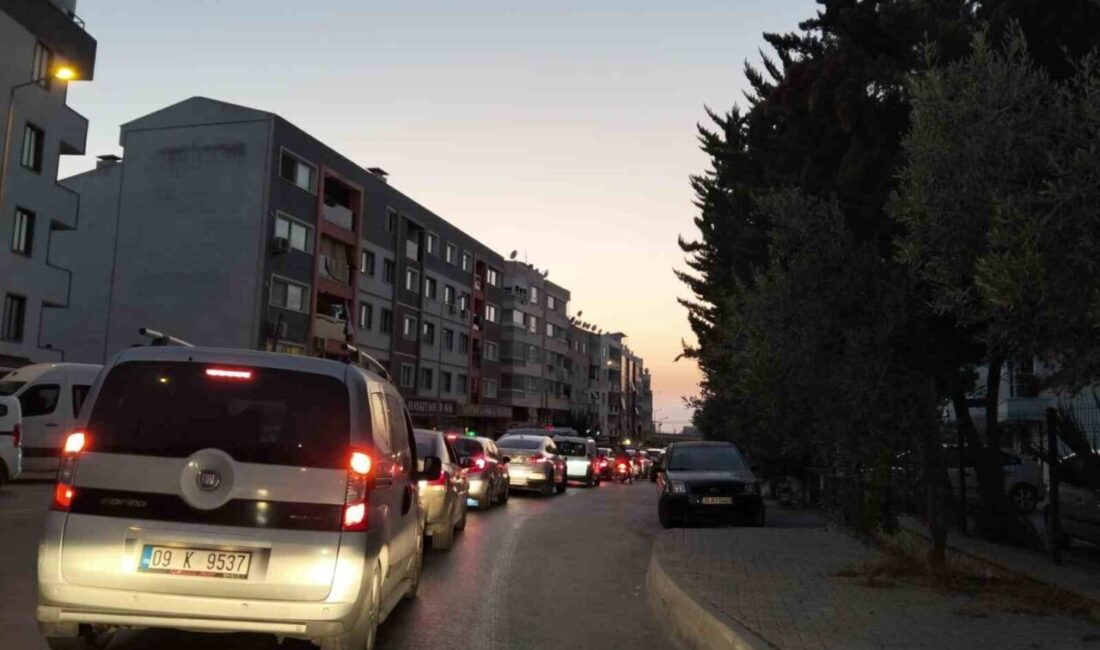 Aydın'ın Kuşadası ilçesi, akşam saatlerinde artan araç kuyruklarıyla dikkat çekiyor.