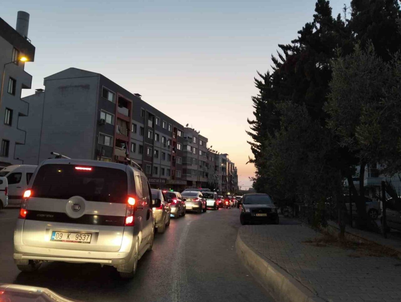 Aydın'ın Kuşadası ilçesi, akşam saatlerinde artan araç kuyruklarıyla dikkat çekiyor.
