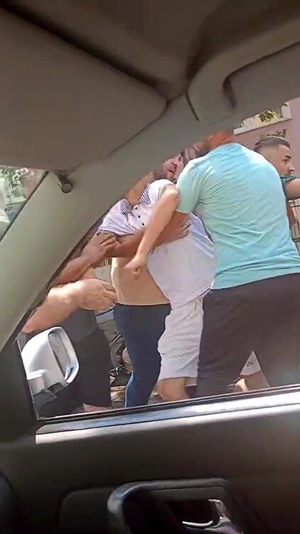 Kocaeli'nin Gebze ilçesinde bir servis şoförü, yol verme meselesi yüzünden