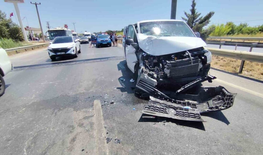 Antalya'nın Manavgat ilçesinde tur minibüsünün tur otobüsüne çarpması sonucu 6