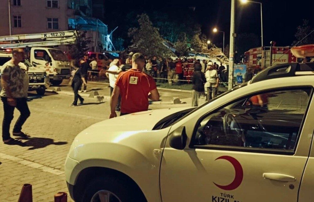 Türk Kızılay, Balıkesir Sındırgı'daki deprem sonrası afetzedelere beslenme desteği sunmak