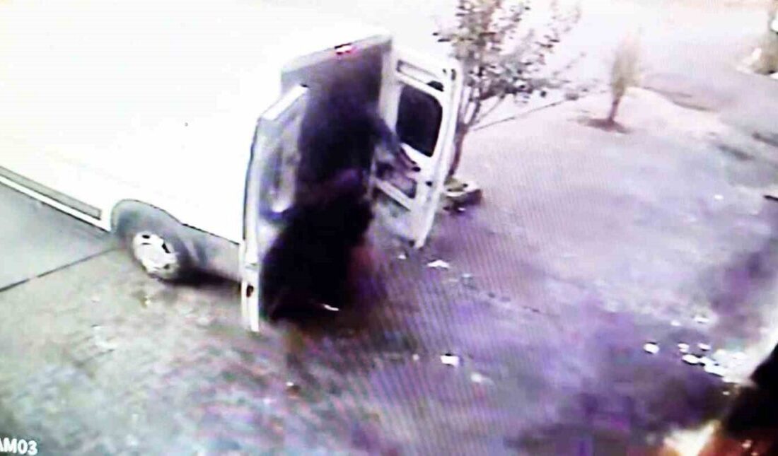 Ümraniye'de bir iş yerine 8 Ağustos'ta, maskeli ve eldivenli altı