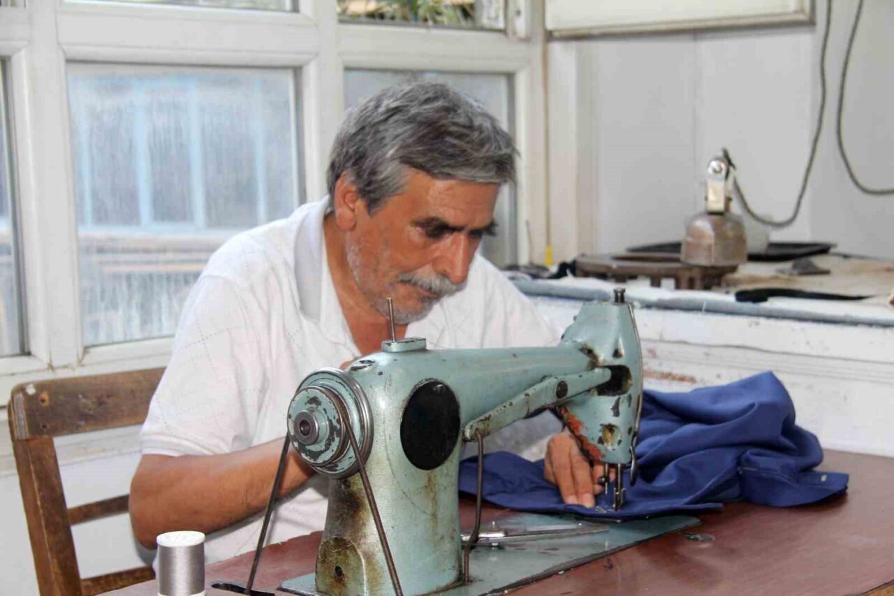 Gaziantep'te 73 yaşındaki terzi Mehmet Ali Kılıç, 60 yıldır mesleğini