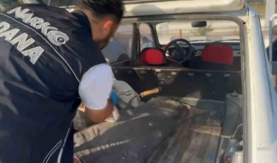 Adana'da narkotik polisleri, O.M. isimli şüphelinin aracının stepne yerinde 3