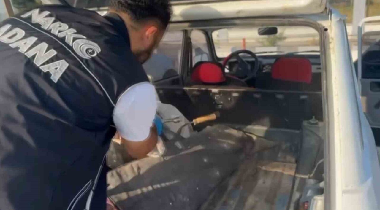 Adana'da narkotik polisleri, O.M. isimli şüphelinin aracının stepne yerinde 3