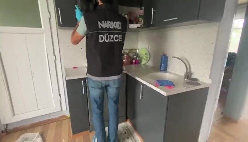 Düzce'de narkotik ekiplerinin düzenlediği operasyonlarda 4 kişi tutuklandı, 59 kişi