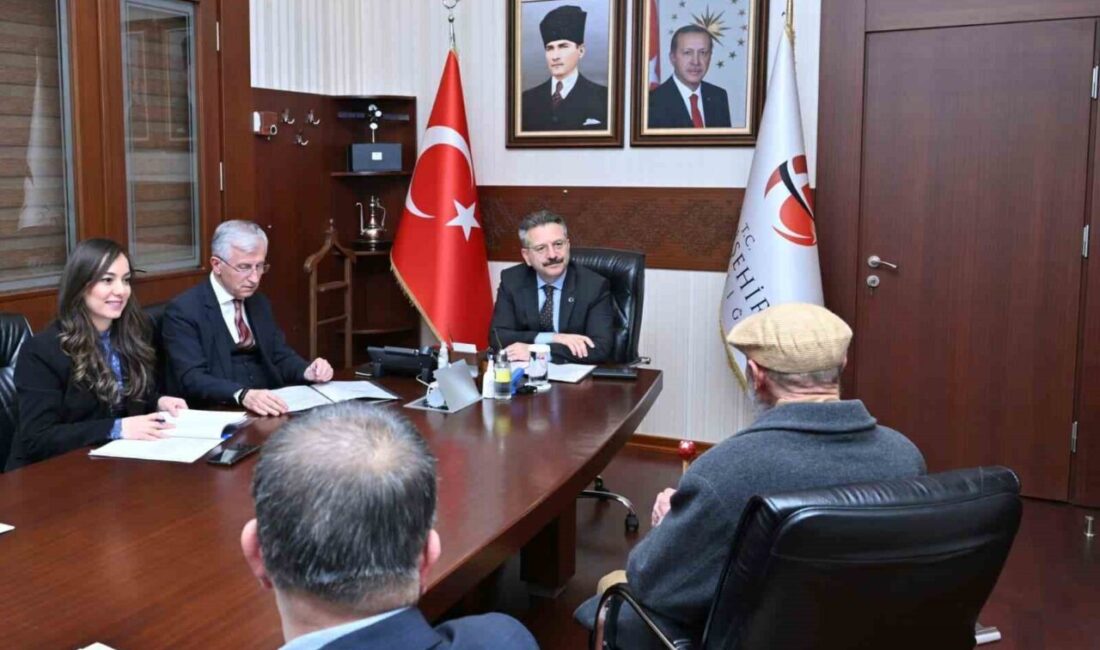 Eskişehir Valisi Hüseyin Aksoy, düzenli olarak gerçekleştirdiği Halk Günü toplantılarında