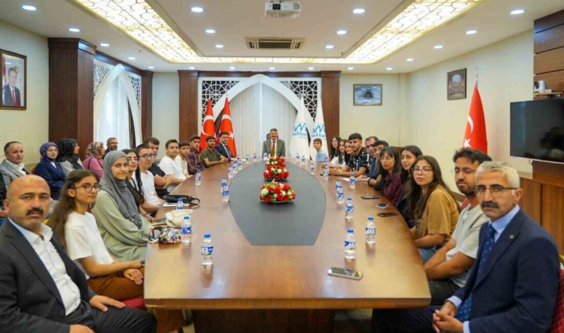 Hakkâri Valisi Ali Çelik, LGS ve YKS'de başaran öğrencilerle bir