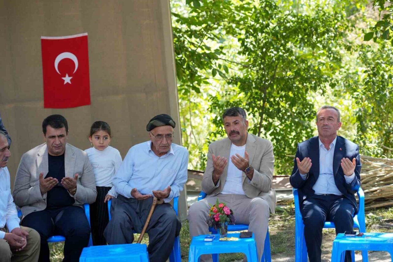 Hakkâri Valisi Ali Çelik, Şemdinli'deki Çalışkanlar köyünde şehit ailelerini ziyaret