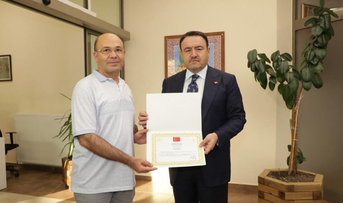 Kütahya Valisi Musa Işın, emekli olan Polis Memuru Nuri Kaya’ya