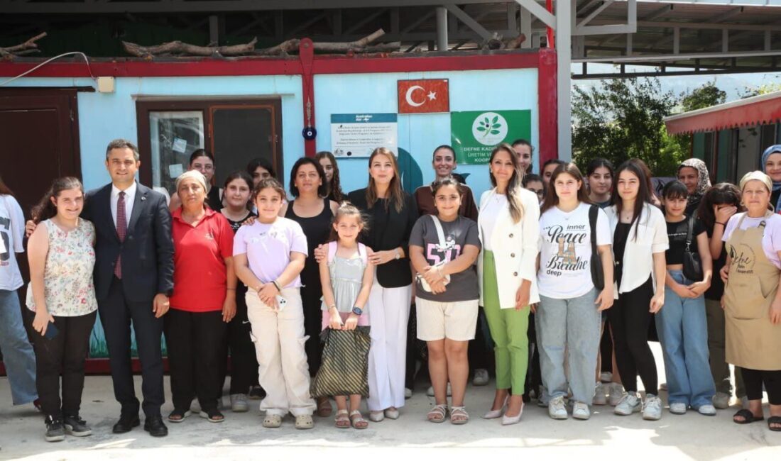 Hatay'ın Defne ilçesinde, depremzedelere umut aşılayan 'Yüreğimizdeki Işık' projesi kapsamındaki