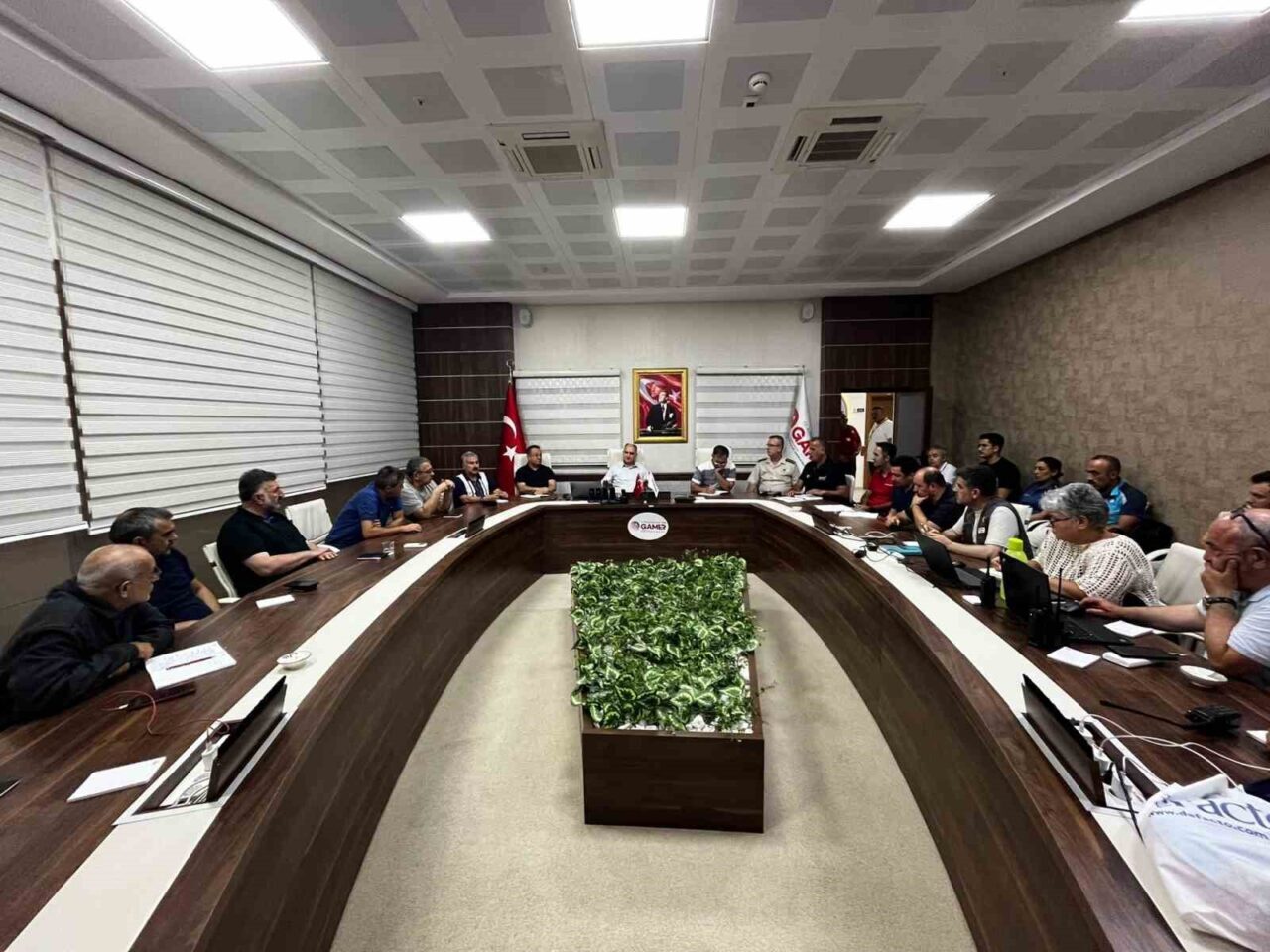 Manisa Valisi Vahdettin Özkan, Balıkesir’in Sındırgı ilçesindeki 6.1 büyüklüğündeki depremin