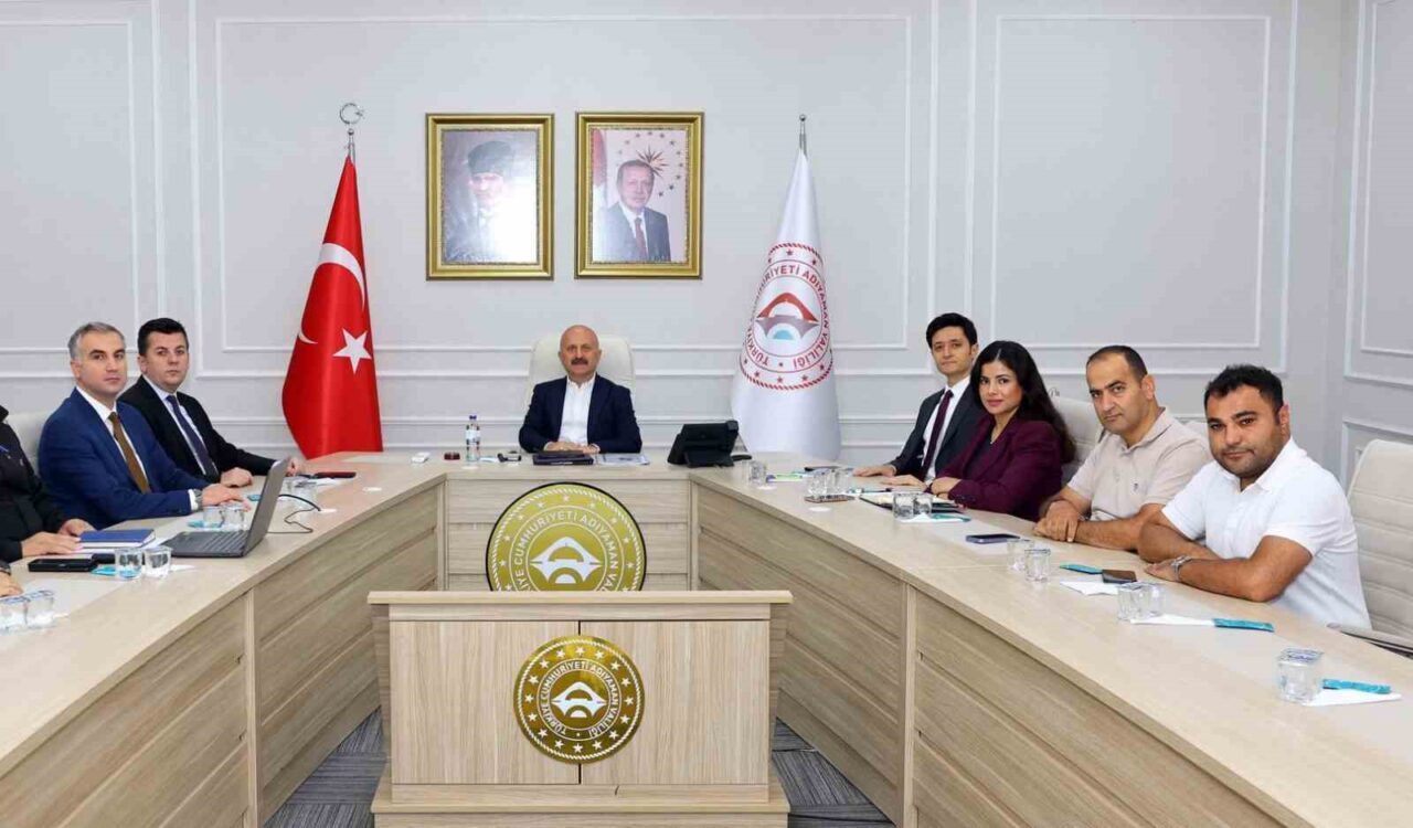 Adıyaman'da Vali Osman Varol başkanlığında düzenlenen toplantıda, kamu hizmetlerinin kalitesinin