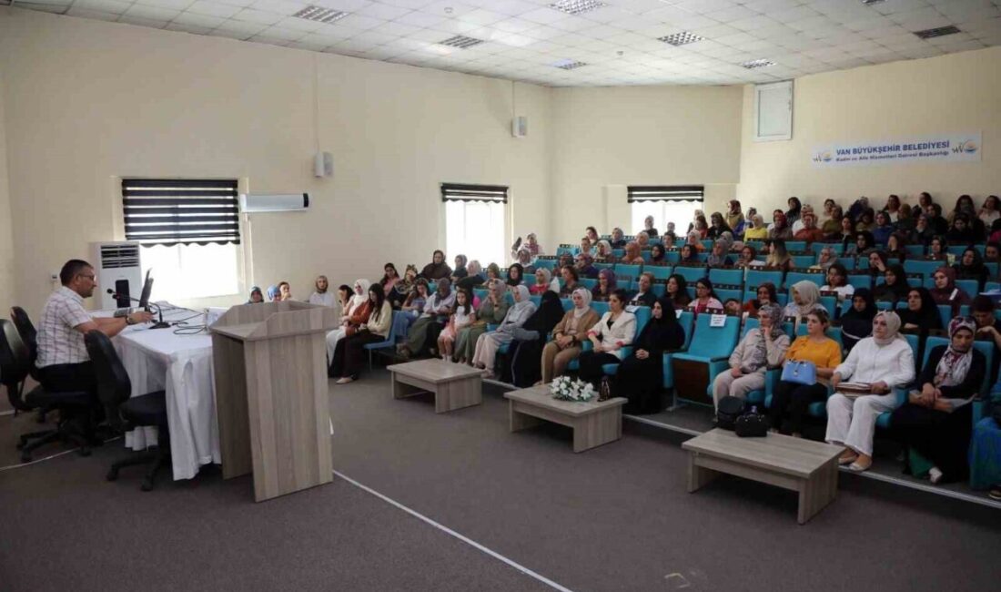 Van Büyükşehir Belediyesi, Aile Destek Merkezlerinde çalışan usta öğreticilere "İş