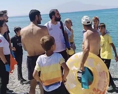 Van'ın Tuşba ilçesinde, Adır Adası'na yüzmek isteyen baba-soy Savaş Yalçın