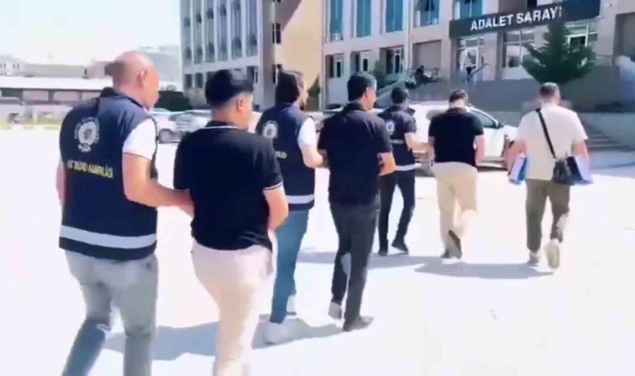 Van'da yapılan eş zamanlı operasyonda, genel ahlaka karşı suçlar kapsamında