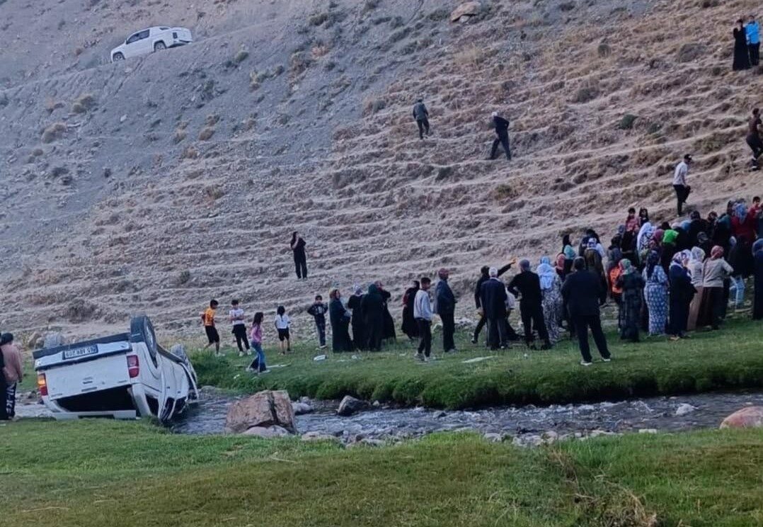 Van'ın Başkale ilçesinde direksiyon hakimiyetinin kaybedilmesi sonucu uçuruma düşen Toyota