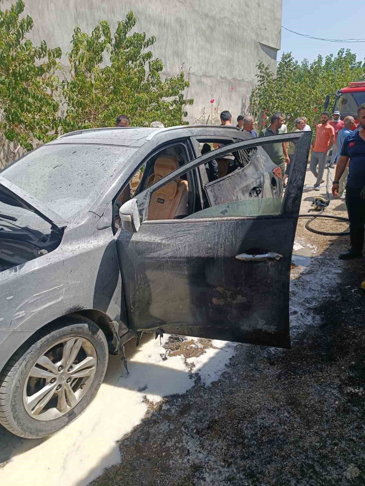 Van’ın İpekyolu ilçesinde, Serhat Mahallesi'nde park halindeki bir otomobil bilinmeyen