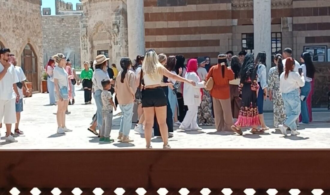 Van'daki Hüsrev Paşa Camii ve Külliyesi, uygunsuz kıyafet ve davranışlarla