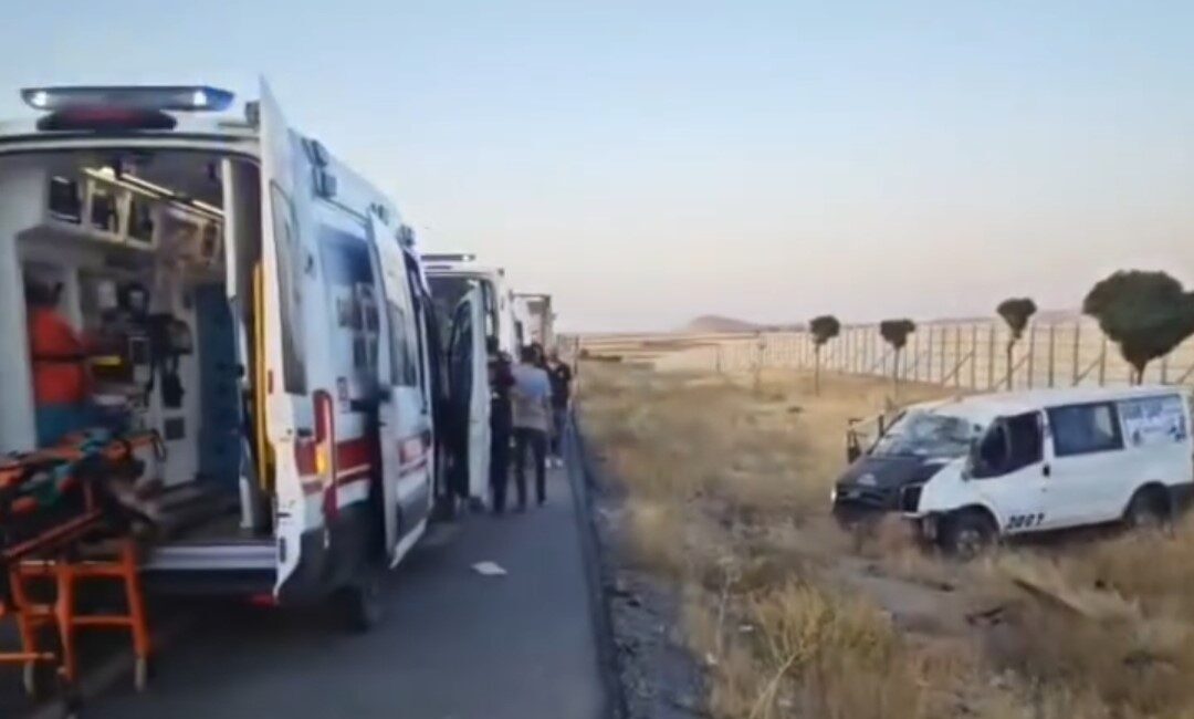 Van-Erciş karayolunda sabah bir minibüsün takla atması sonucu 2 kişi