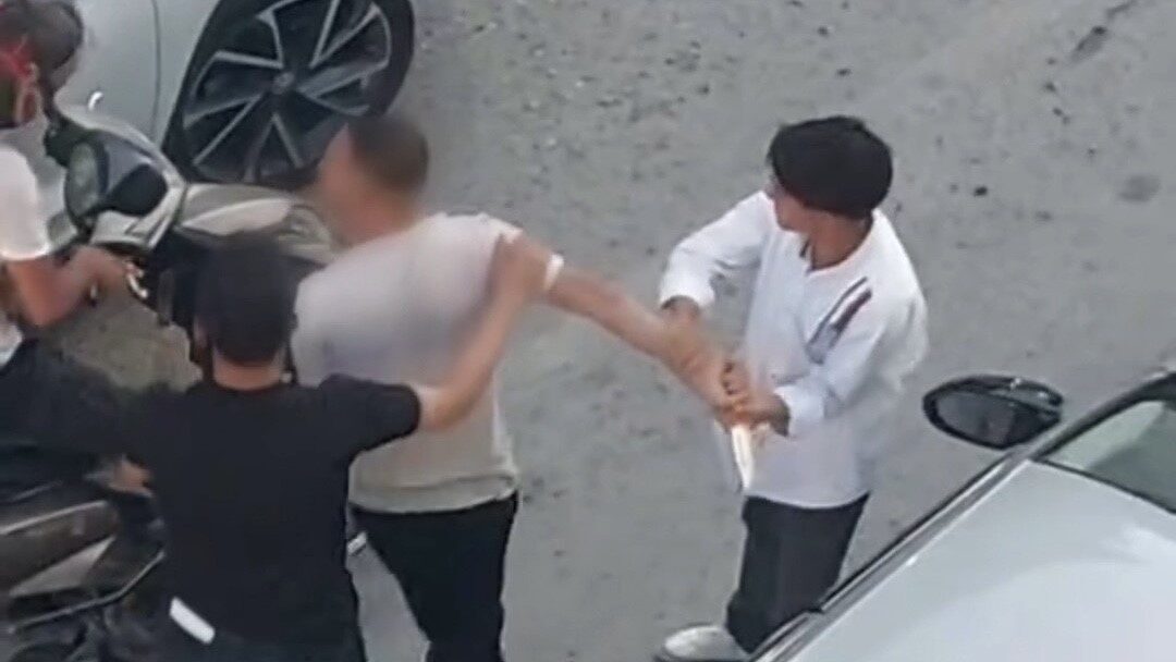 Van'ın İpekyolu ilçesinde yol verme anlaşmazlığı nedeniyle otomobil sürücüsü, motosikletliye