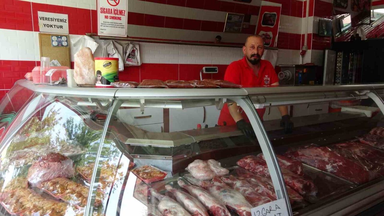 Van'daki esnaf, VEDAŞ'ın elektrik kesintilerinden dolayı büyük sorunlar yaşadıklarını aktardı.