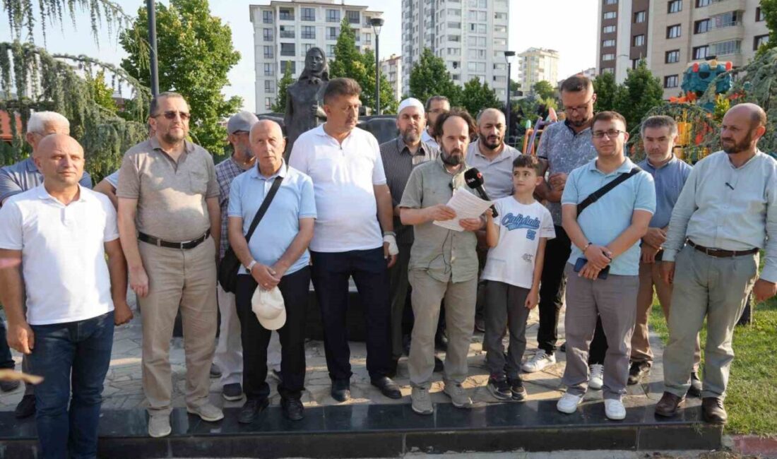Kastamonu'da İstiklal Yolu Parkı'nda bir grup vatandaş, toplumda artan uygunsuz