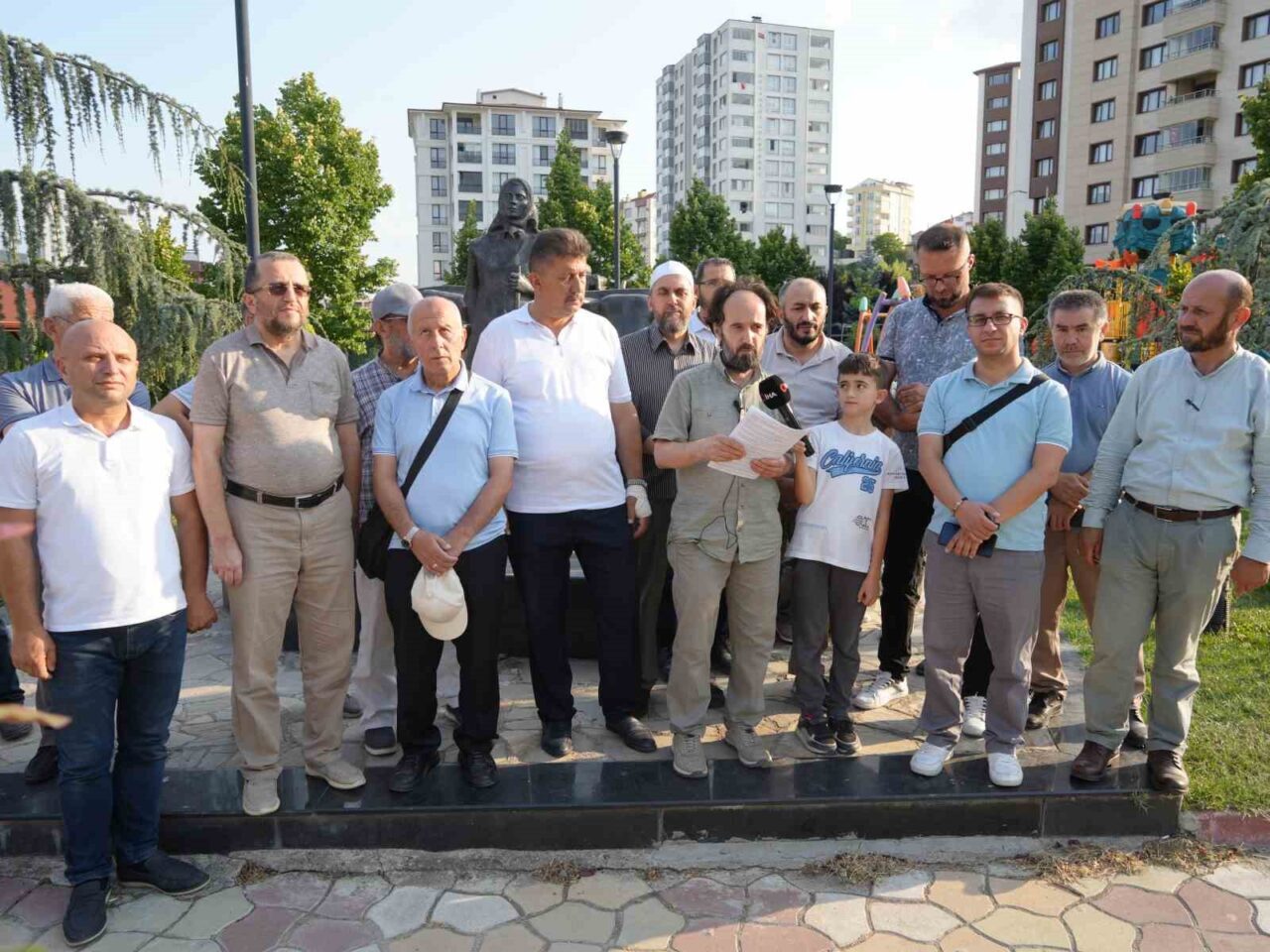 Kastamonu'da bir grup vatandaş, İstiklal Yolu Parkı'nda yaptıkları basın açıklamasında,