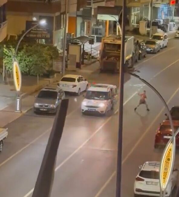 Yalova'nın Çınarcık ilçesinde, Muhtar Ahmet Sugün Caddesi'nde araçlara bıçakla saldıran