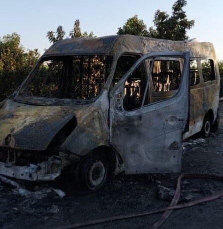 Mersin'in Erdemli ilçesinde, Hacıhalilarpaç Mahallesi'nde bir minibüs, motor bölümünden alev