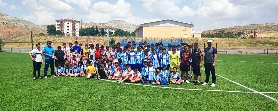 Akkışla İlçe Stadı'nda düzenlenen Yaz Futbol Kursu etkinliğinde Palasspor altyapısıyla