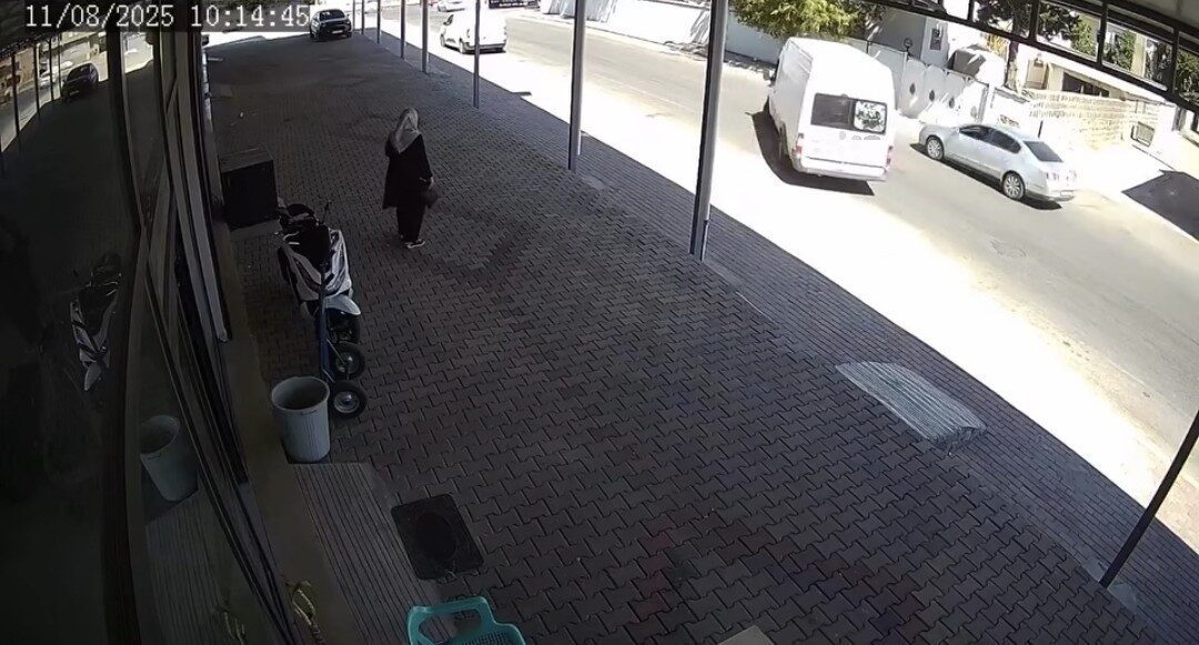 Şanlıurfa'nın Siverek ilçesinde park halindeki minibüs, aniden hareket ederek diğer