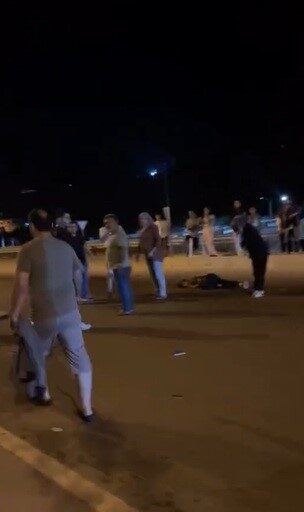 Hatay'ın Altınözü ilçesinde bir otomobil, yolun karşısına geçmeye çalışan anne