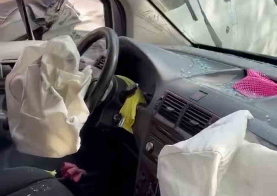 Hakkari'nin Yüksekova ilçesinde Çatma köyü yolunda minibüs ve otomobilin kafa