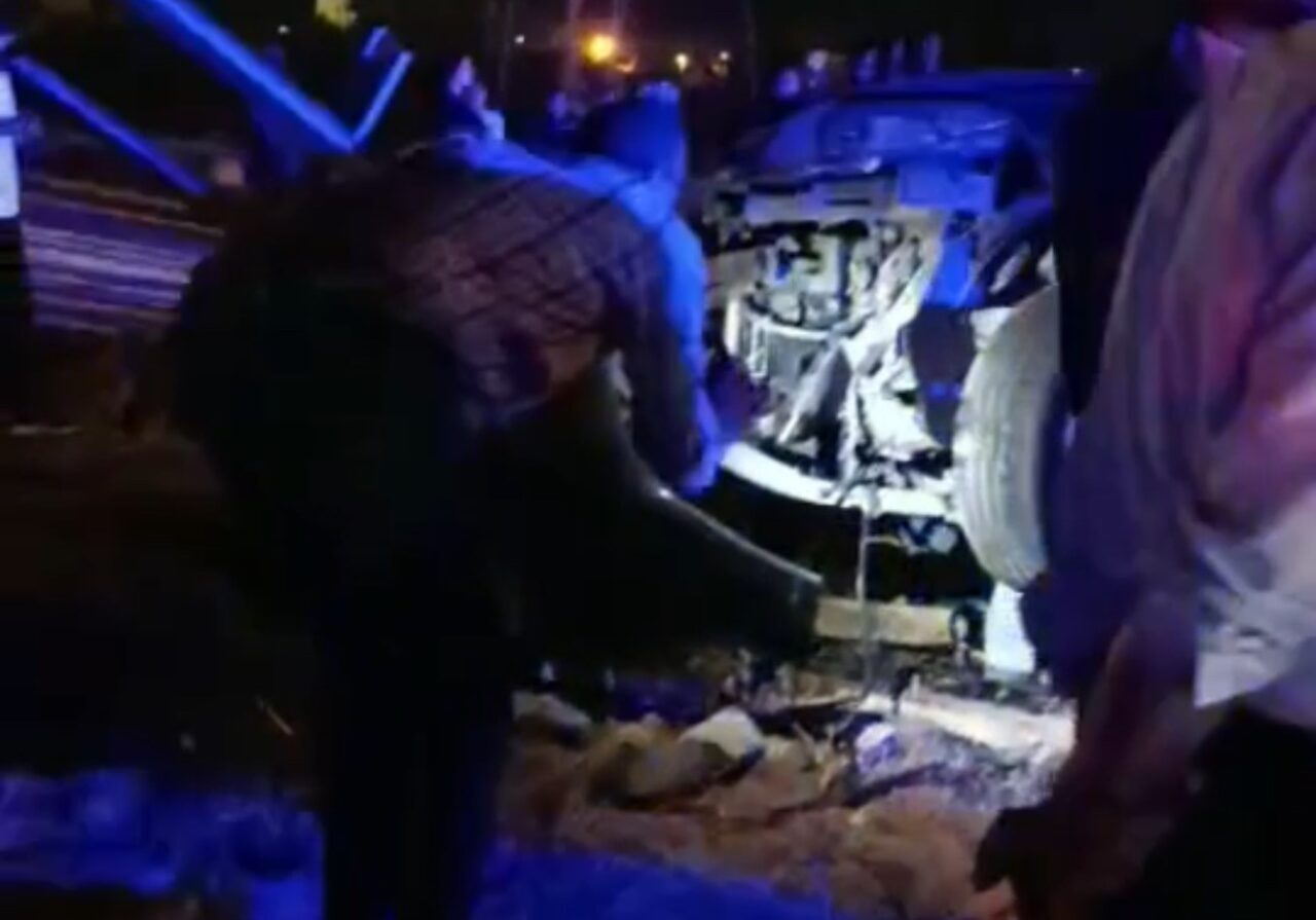 Hakkari'nin Yüksekova ilçesinde akşam saatlerinde meydana gelen trafik kazasında, kontrolü