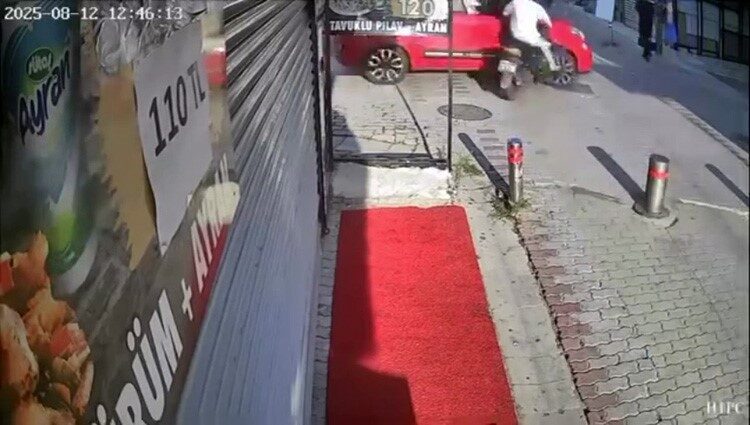 Küçükçekmece'deki yürüyüş yolunda motosiklet ile ters yönden gelen otomobil çarpıştı.