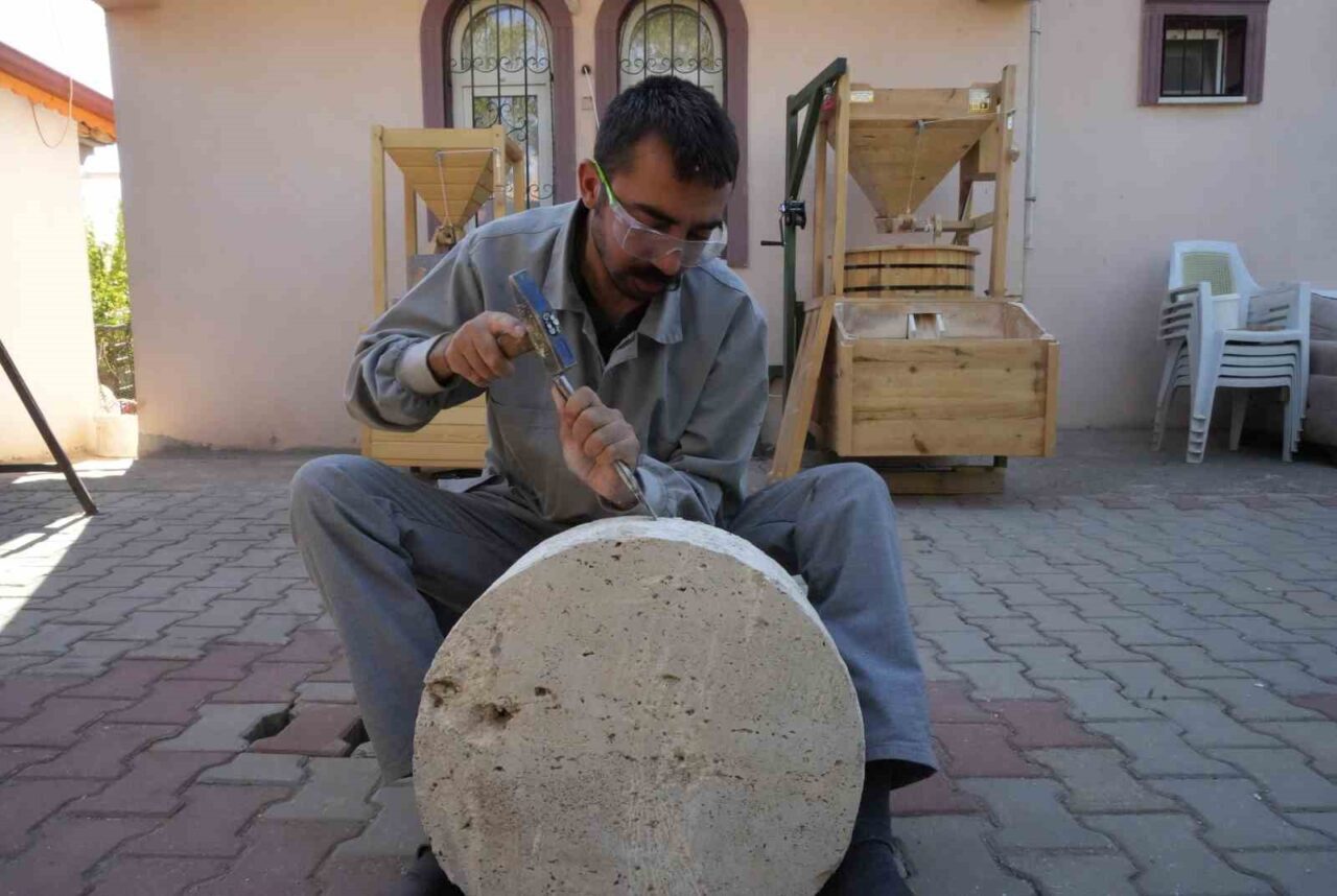 Kırıkkale'de 29 yaşındaki oyma sanatçısı Kemal Cesur, granit taşlardan modern